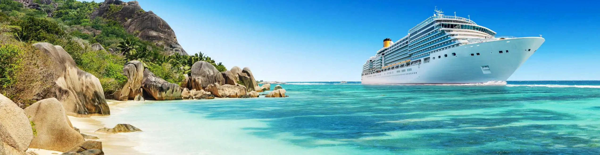 offerta crociera nave da crociera vicino la spiaggia